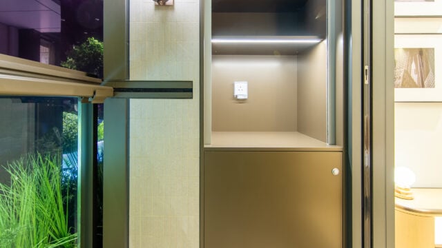 設有 BALCONY+6 ,配備意大利品牌 Zanussi 洗衣乾衣機 6 ,並預留空間放置 小型家電,更設有防雨趟閘